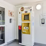 מלון 1
