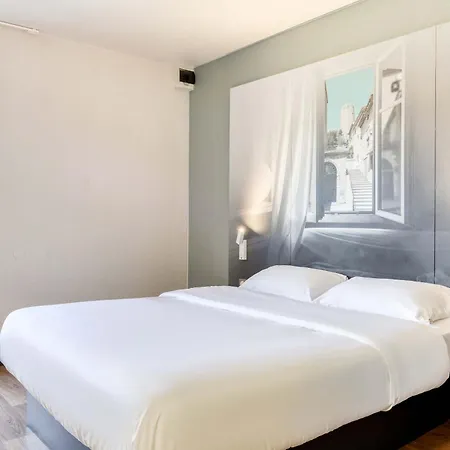 1 Hotel