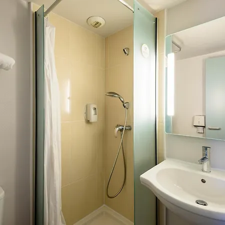 1 Hotel
