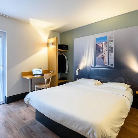 1 Hotel